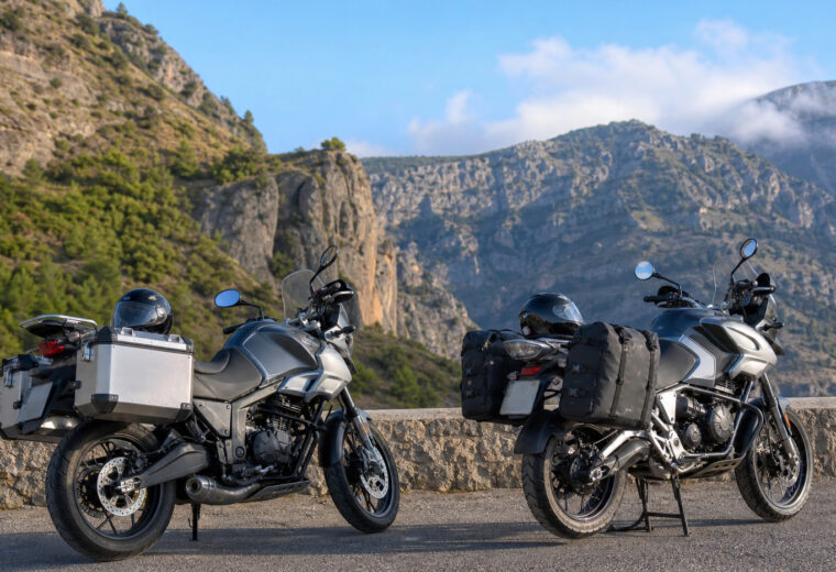 Dos motos de viaje, una con maletas rígidas y otra con equipaje blando